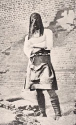 Soldato scozzese con maschera antigas nel 1915, da 